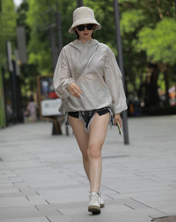 四九城嘎子街拍作品 – 性感热裤美妇 写真