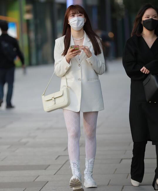 四九城嘎子街拍作品 – 白色蕾丝袜小美女 写真