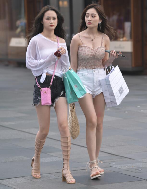 摄神街拍作品 – 倆闺蜜 换鞋子 写真