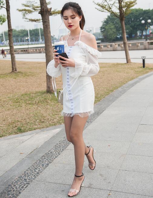 程生街拍作品 – 白色连衣裙高跟美女 写真