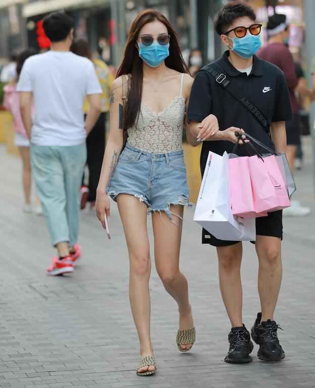 四九城嘎子街拍作品 – 热裤长腿女友 写真