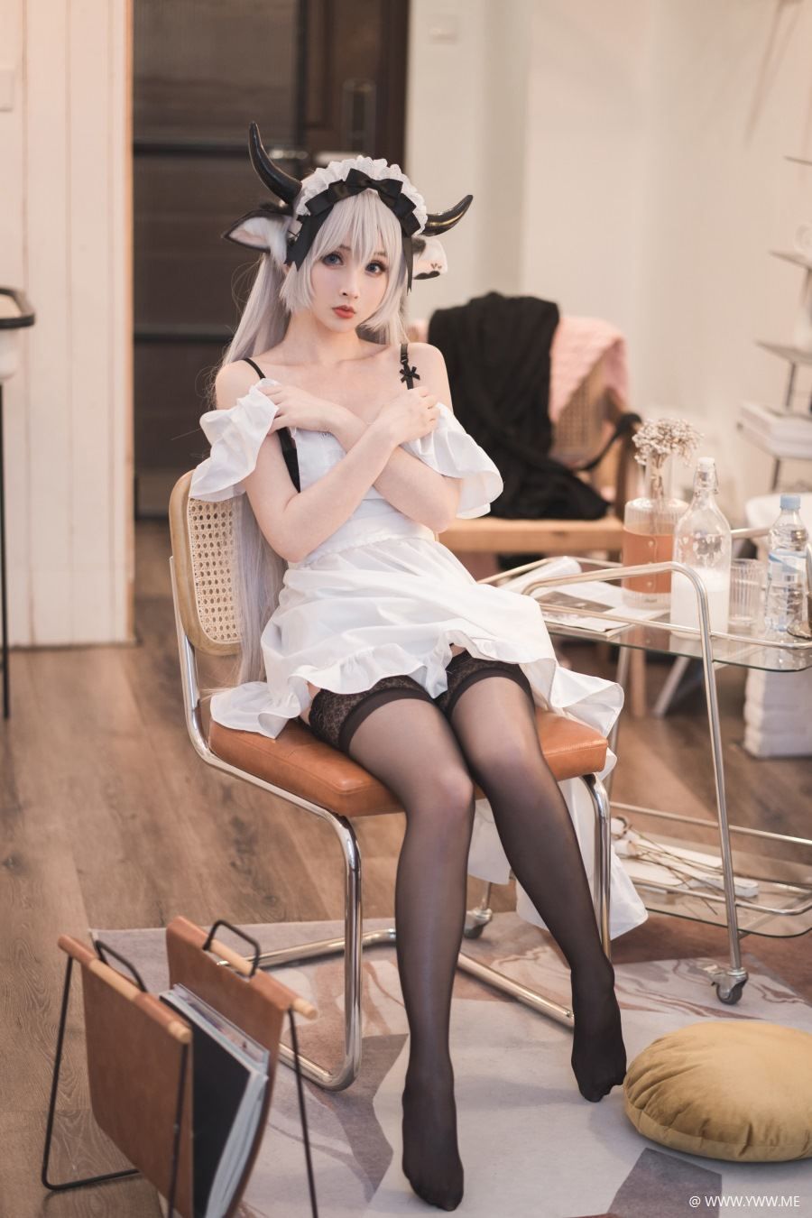 知名动漫Coser@rioko凉凉子 贴心的牛奶女仆-像素点