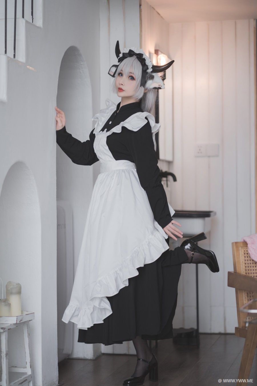 知名动漫Coser@rioko凉凉子 贴心的牛奶女仆-像素点