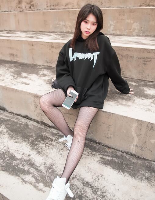 小透明DK街拍作品 – 好奇心重的网袜少女 写真