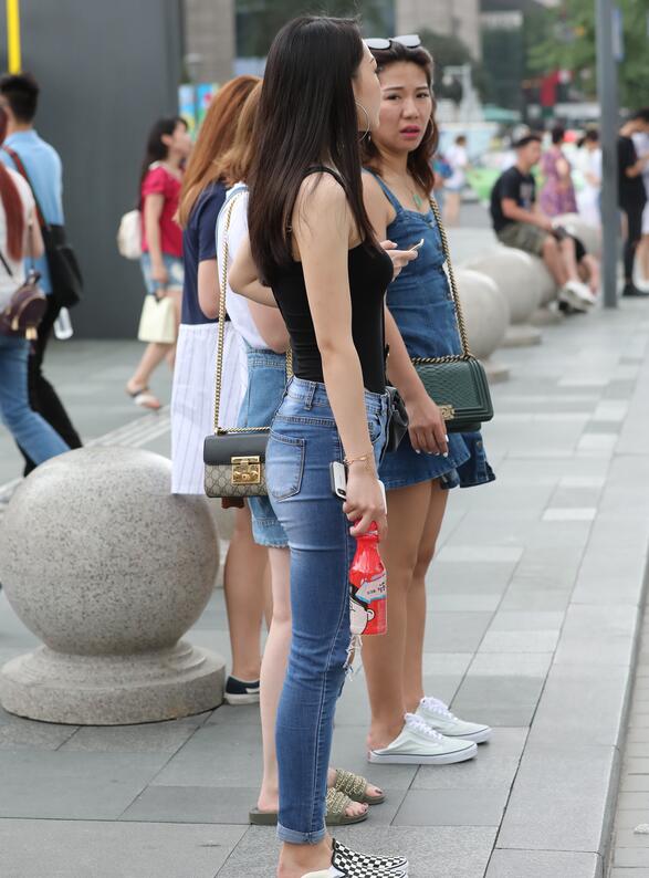辉辉街拍作品 – 牛仔裤高叉衣美女小姐姐 写真