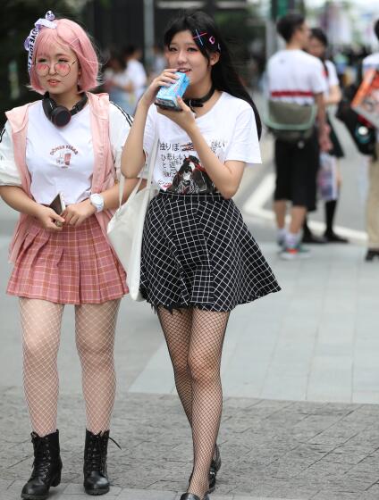 辉辉街拍作品 – 网袜可爱美眉 写真