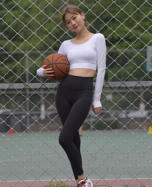 一始作品 打篮球的黑色瑜伽裤美女 写真+视频