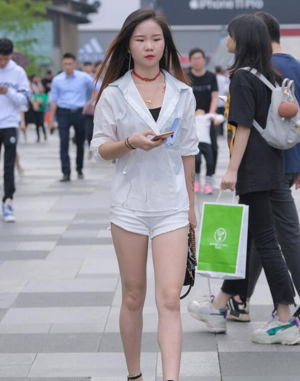 精选街拍 – 白白嫩嫩的美腿美眉