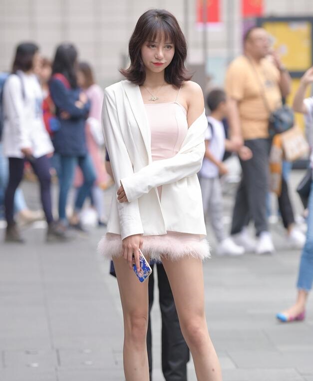 精选街拍 – 白白嫩嫩的美腿小姐姐