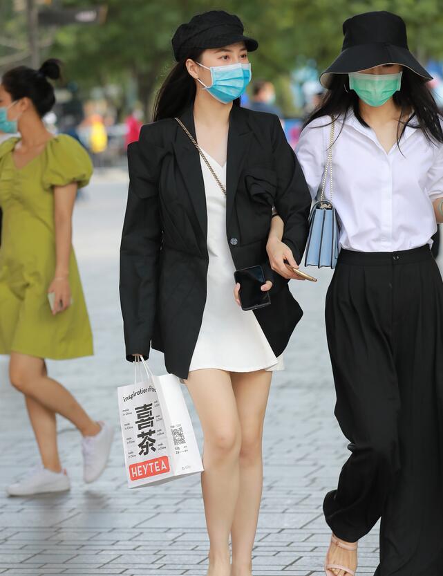 精选街拍 – 白短裙1