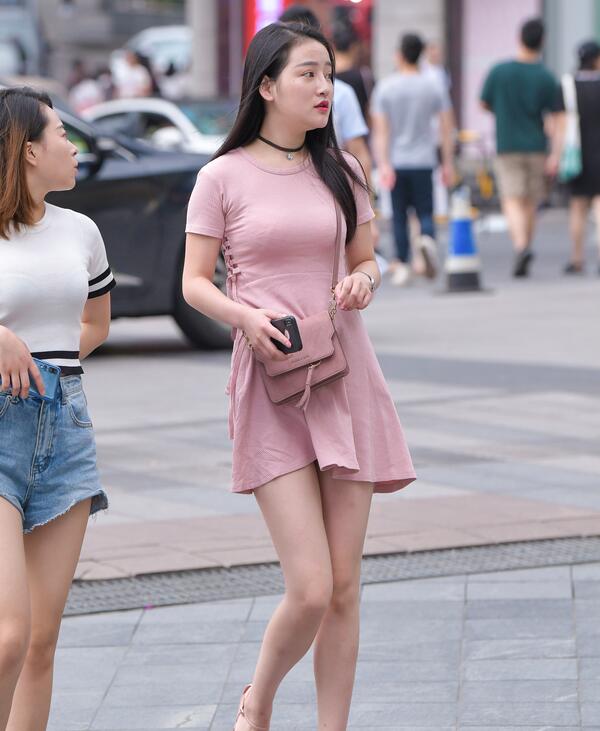 精选街拍 – 白嫩美腿小姐姐1
