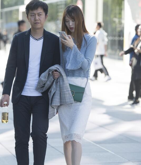 精选街拍 – 白裙白丝美女