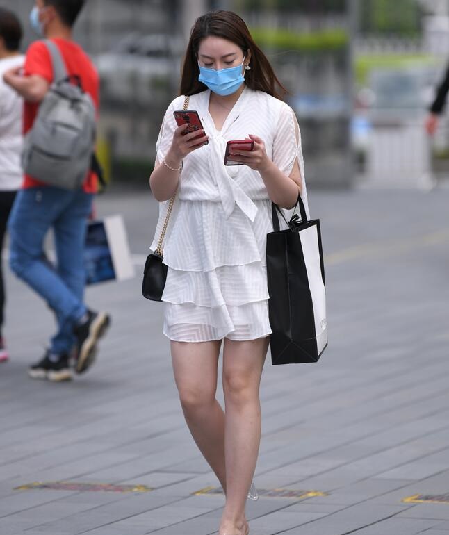 精选街拍 – 白色层迭裙美女