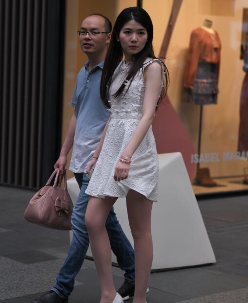 精选街拍 – 白色高跟鞋白裙肉丝袜美女