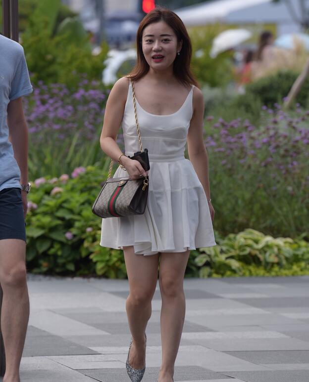 精选街拍 – 白色连衣裙美女
