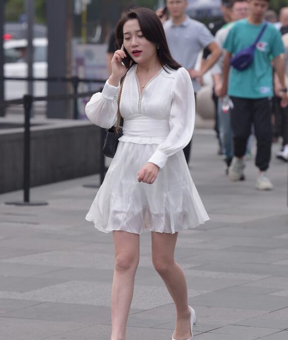 精选街拍 – 白色裙子美女