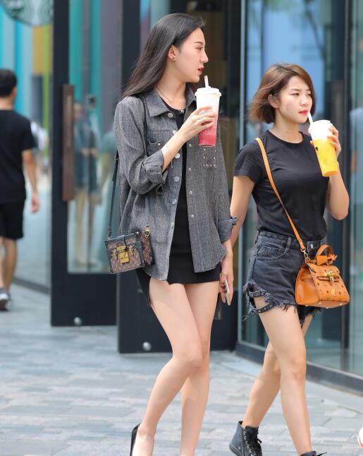 精选街拍 – 白皙，美腿，高跟，奶茶小姐姐