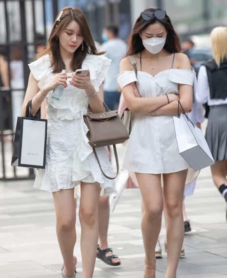 精选街拍 – 白皙闺蜜