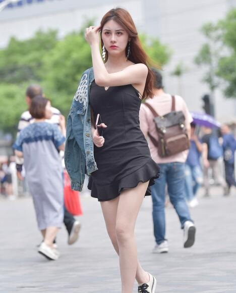 精选街拍 – 白皙迷人的短裙美眉