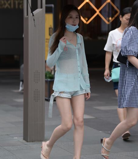 精选街拍 – 白皙肉腿美女