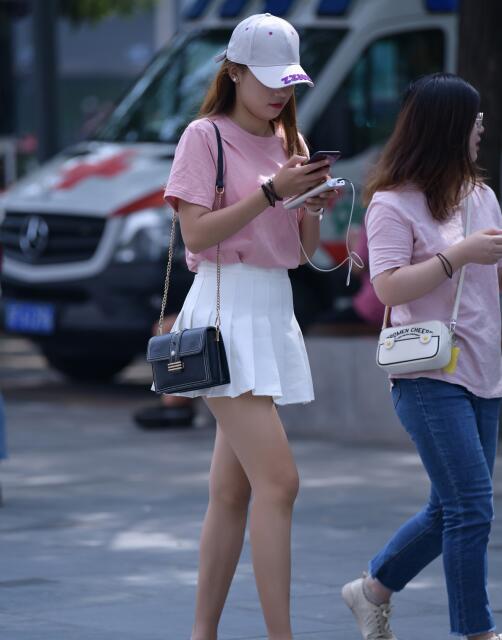精选街拍 – 百褶裙笔直美腿美女