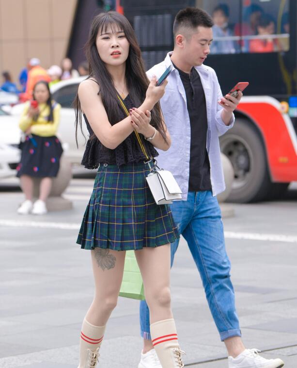 精选街拍 – 百褶裙再加上超薄肉丝