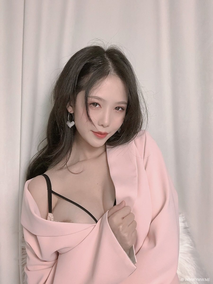 微博人气Coser@抖娘-利世 粉色西装-像素点