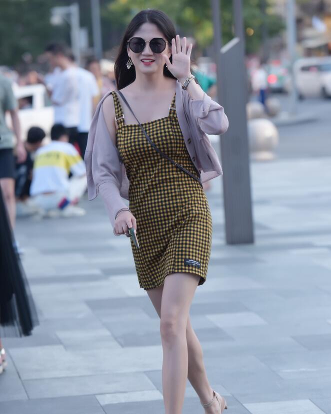 精选街拍 – 打招呼的美女