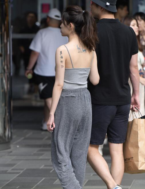 精选街拍 – 吊带紧身裤女友