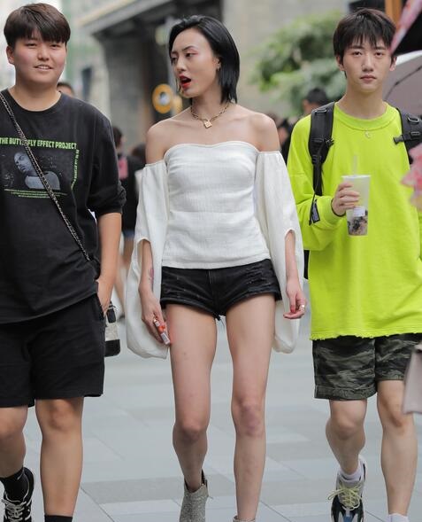 精选街拍 – 短发美女 映衬女性的优雅气质