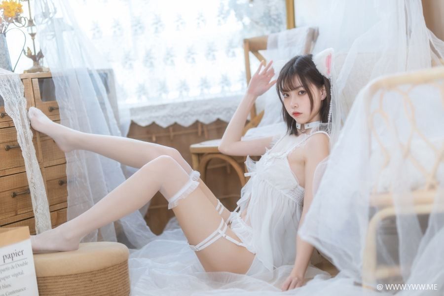 许岚LAN – 少女白色裙-像素点