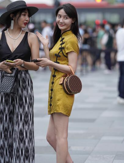 精选街拍 – 短裙气质美女