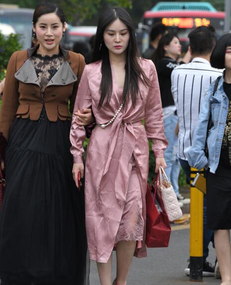 精选街拍 – 粉色凉高美女