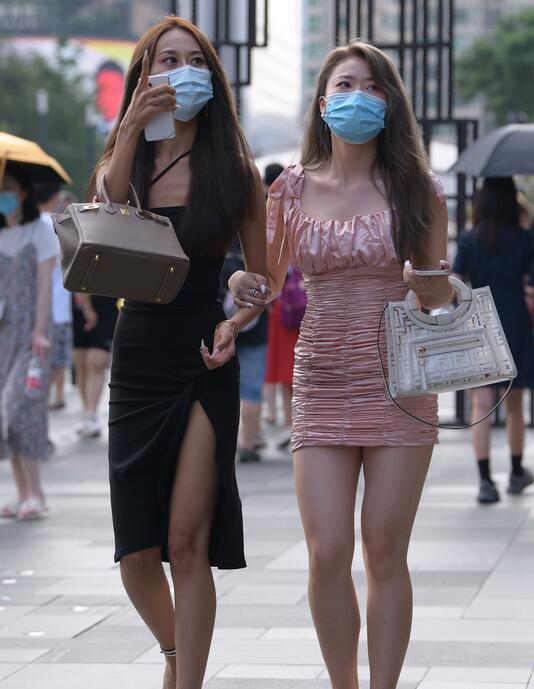 精选街拍 – 丰腴的美女-脚痛记