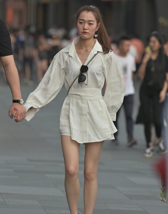 精选街拍 – 高跟美女腿好白