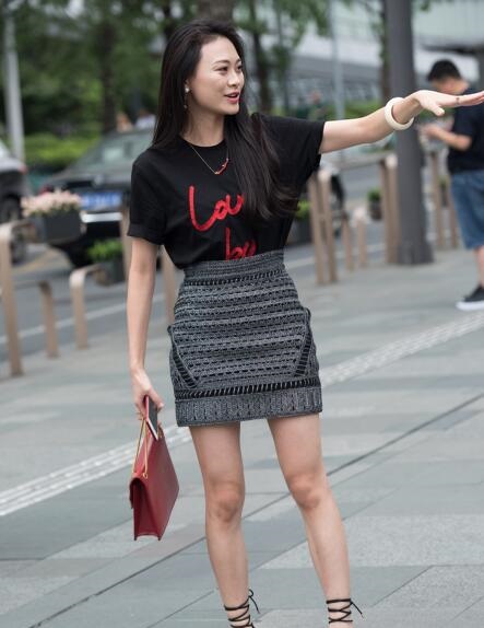 精选街拍 – 高跟长腿少妇