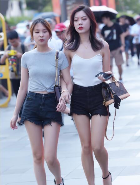 精选街拍 – 高挑热裤美女