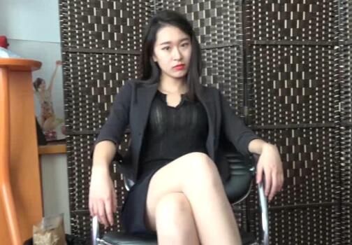[K&M] 长着一张扑克脸的小姐姐，可是她笑起来很甜，丝袜脚的无限挑逗也很诱人