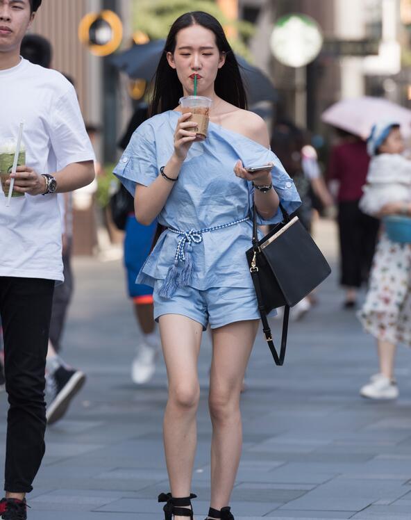 精选街拍 – 逛街的美女
