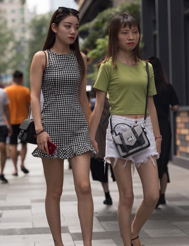 精选街拍 – 逛街一天小姐姐