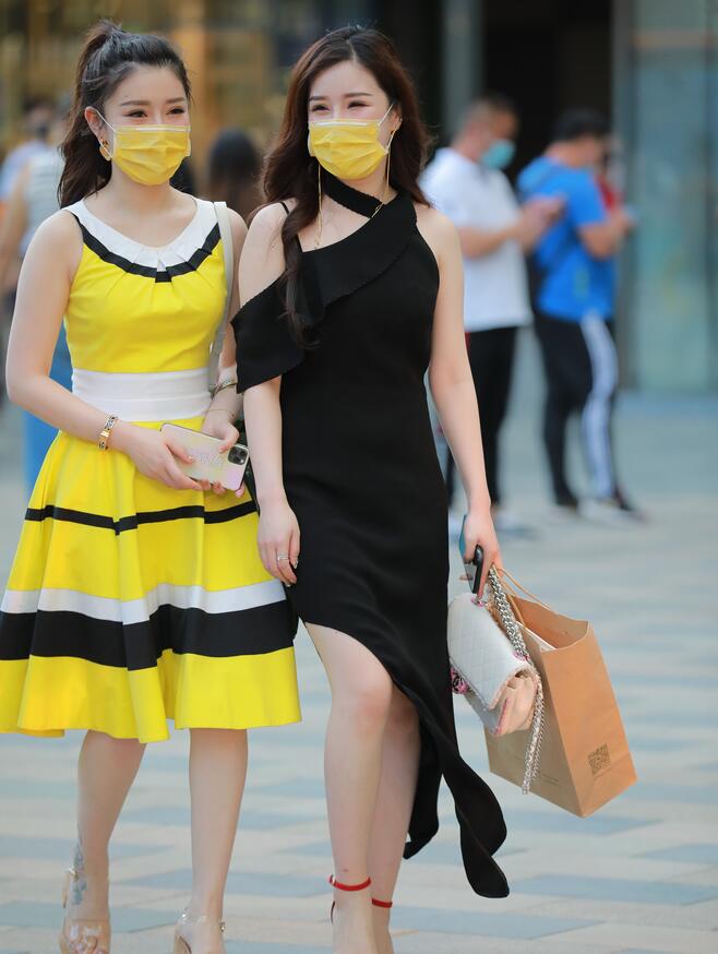 精选街拍 – 黑色长裙美女