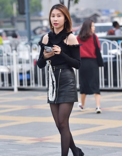精选街拍 – 黑丝美腿美女