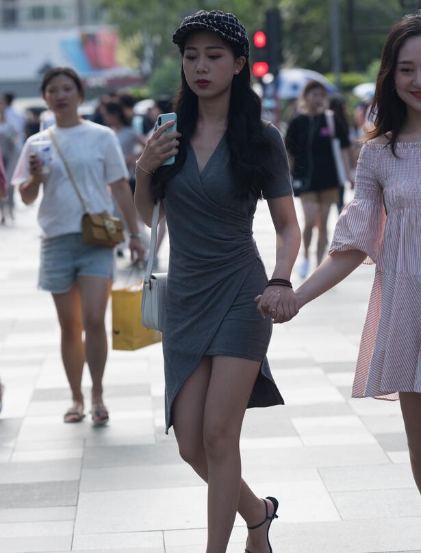 精选街拍 – 灰色短裙美女身材好