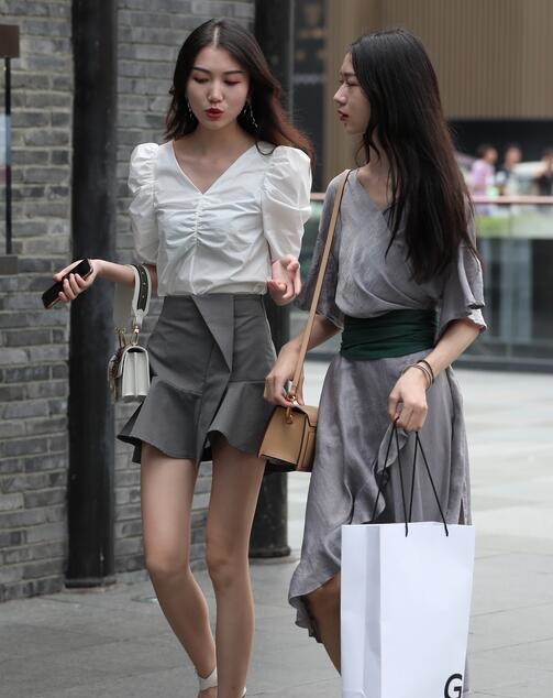 精选街拍 – 极品白皙大长腿漂亮小姐姐