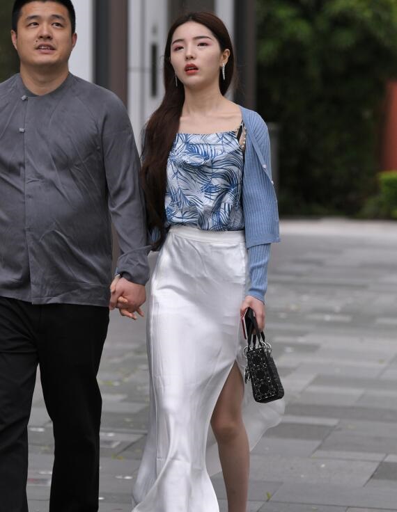 精选街拍 – 开叉白裙美女