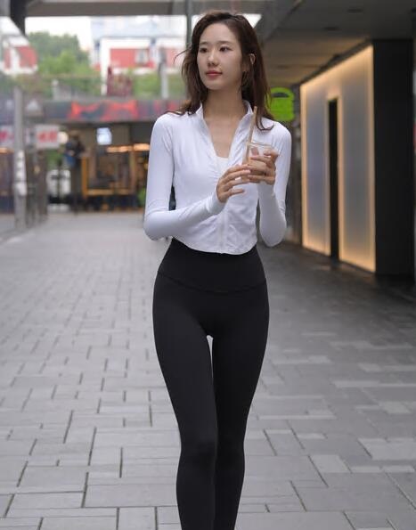 一只麋鹿作品 黑色瑜伽裤运动系高挑美女