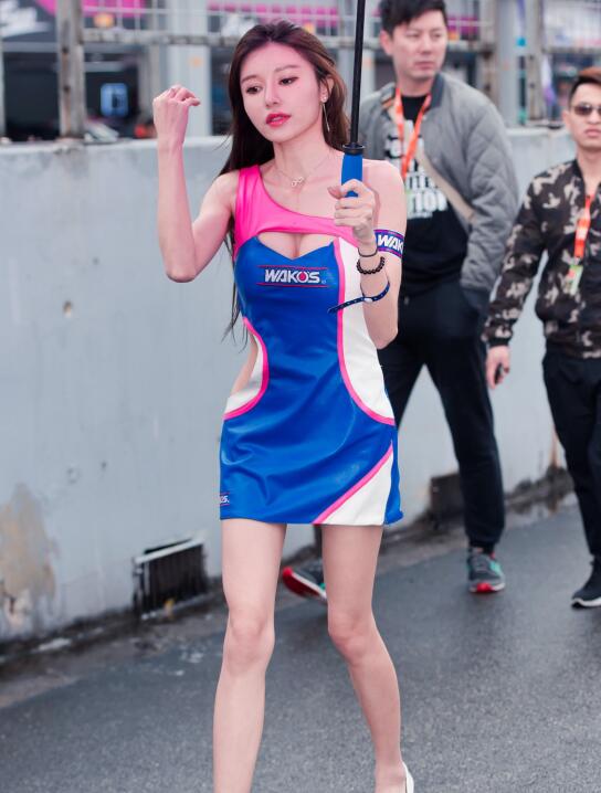 精选街拍 – 蓝色紧身裙美女车模