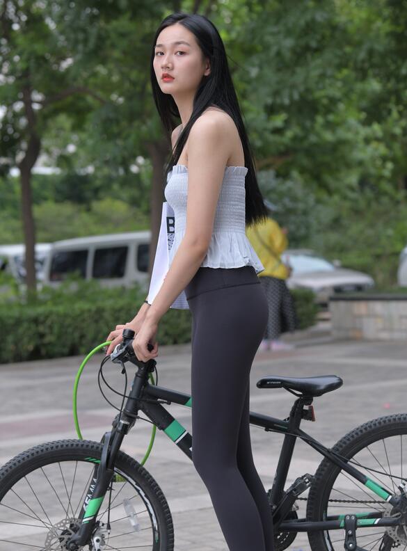 一始作品 黑色瑜伽裤美女