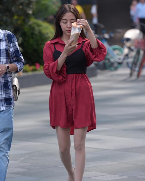 精选街拍 – 奶茶的肉丝美女
