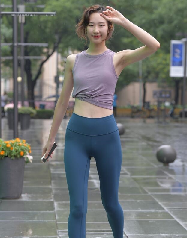 一始作品 蓝色瑜伽裤运动系高挑美女
